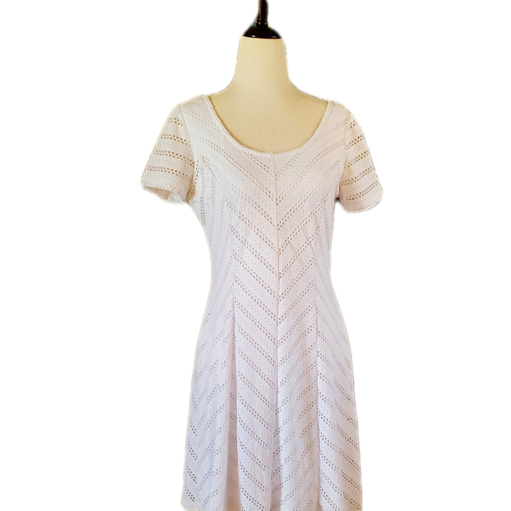 VINTAGE EYELET FIT AND FLARE WHITE DRESS LINED DRESS SIZE 8
